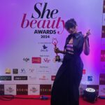 Maalavika Sundar Instagram - Feeling honoured to have received She Awards “Music Icon of the year” 2024 !! Thank you @daisymorgan.official @she_awards @9skinofficial for recognising me and many other beautiful women ♥️ I would like to dedicate this award to my teachers, friends, family and all of you for nurturing me, loving and supporting me, standing by me what so ever and always pushing me to do better. This wouldn’t be possible if not for you guys♥️♥️ I promise to work harder and always keep entertaining you. And definitely “Miles to go before I sleep”….. “Ellaa pugazhum iraivanukke” nu soldra maadhri , this one goes to the universe. Thank you for everything. Forever grateful 🙏🏾🙏🏾♥️ #maalavikasundar #sheawards #grateful #thankyou