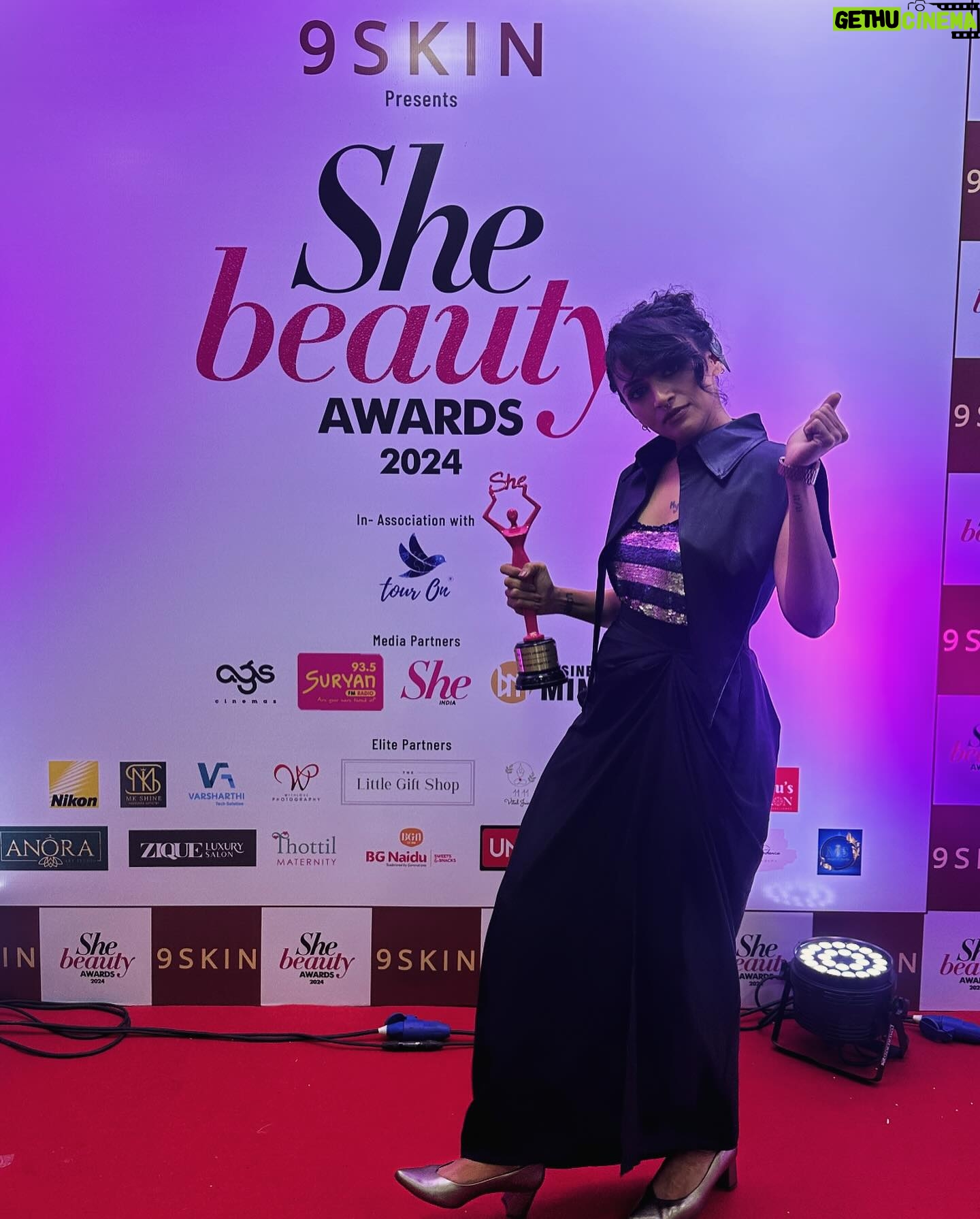Maalavika Sundar Instagram - Feeling honoured to have received She Awards “Music Icon of the year” 2024 !! Thank you @daisymorgan.official @she_awards @9skinofficial for recognising me and many other beautiful women ♥️ I would like to dedicate this award to my teachers, friends, family and all of you for nurturing me, loving and supporting me, standing by me what so ever and always pushing me to do better. This wouldn’t be possible if not for you guys♥️♥️ I promise to work harder and always keep entertaining you. And definitely “Miles to go before I sleep”….. “Ellaa pugazhum iraivanukke” nu soldra maadhri , this one goes to the universe. Thank you for everything. Forever grateful 🙏🏾🙏🏾♥️ #maalavikasundar #sheawards #grateful #thankyou