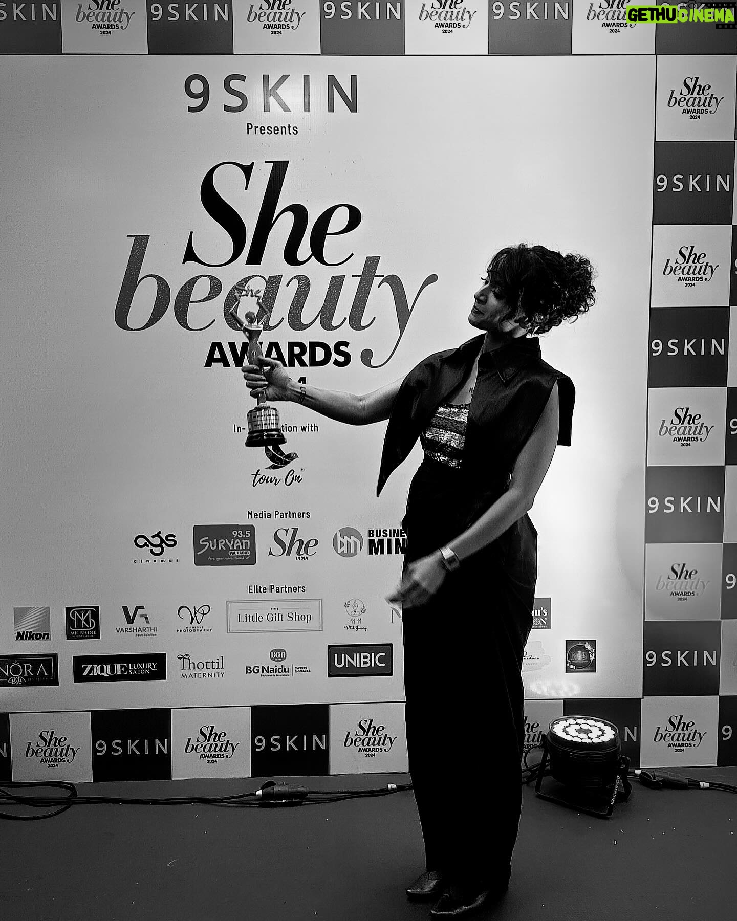 Maalavika Sundar Instagram - Feeling honoured to have received She Awards “Music Icon of the year” 2024 !! Thank you @daisymorgan.official @she_awards @9skinofficial for recognising me and many other beautiful women ♥️ I would like to dedicate this award to my teachers, friends, family and all of you for nurturing me, loving and supporting me, standing by me what so ever and always pushing me to do better. This wouldn’t be possible if not for you guys♥️♥️ I promise to work harder and always keep entertaining you. And definitely “Miles to go before I sleep”….. “Ellaa pugazhum iraivanukke” nu soldra maadhri , this one goes to the universe. Thank you for everything. Forever grateful 🙏🏾🙏🏾♥️ #maalavikasundar #sheawards #grateful #thankyou