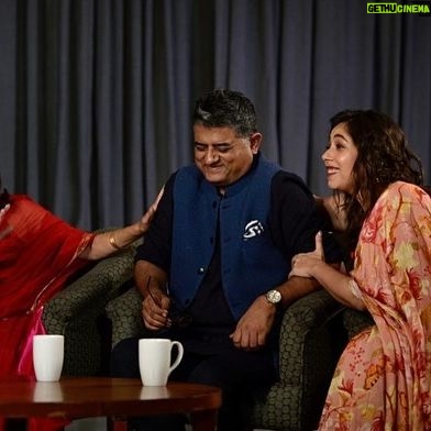 Maanvi Gagroo Instagram - #4yrsOfShubhMangalZyadaSavdhaan #SMZS I will never stop thinking this is an iconic film! And I will never stop thanking my stars for making me a part of it. Thank you @hiteshkewalya @aanandlrai @castingbay for giving me #Goggle and with that, this family beyond family. I love you guys @neena_gupta @gajrajrao @manurishichadha @sunita_rajwar @pankhuri313 #neeraj @jitendrak1 & @ayushmannk The Tripathi family… still going strong. 🤞🏽🧿 #photodump Artwork @ooee.ma