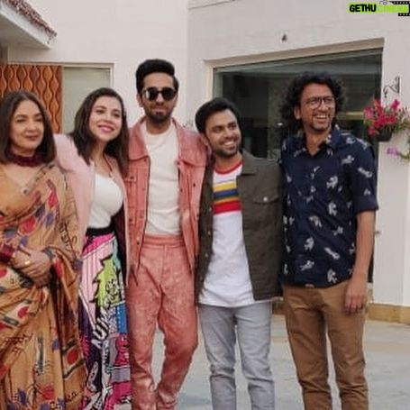 Maanvi Gagroo Instagram - #4yrsOfShubhMangalZyadaSavdhaan #SMZS I will never stop thinking this is an iconic film! And I will never stop thanking my stars for making me a part of it. Thank you @hiteshkewalya @aanandlrai @castingbay for giving me #Goggle and with that, this family beyond family. I love you guys @neena_gupta @gajrajrao @manurishichadha @sunita_rajwar @pankhuri313 #neeraj @jitendrak1 & @ayushmannk The Tripathi family… still going strong. 🤞🏽🧿 #photodump Artwork @ooee.ma