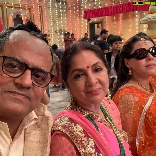 Maanvi Gagroo Instagram - #4yrsOfShubhMangalZyadaSavdhaan #SMZS I will never stop thinking this is an iconic film! And I will never stop thanking my stars for making me a part of it. Thank you @hiteshkewalya @aanandlrai @castingbay for giving me #Goggle and with that, this family beyond family. I love you guys @neena_gupta @gajrajrao @manurishichadha @sunita_rajwar @pankhuri313 #neeraj @jitendrak1 & @ayushmannk The Tripathi family… still going strong. 🤞🏽🧿 #photodump Artwork @ooee.ma