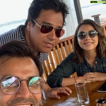 Maanvi Gagroo Instagram - #4yrsOfShubhMangalZyadaSavdhaan #SMZS I will never stop thinking this is an iconic film! And I will never stop thanking my stars for making me a part of it. Thank you @hiteshkewalya @aanandlrai @castingbay for giving me #Goggle and with that, this family beyond family. I love you guys @neena_gupta @gajrajrao @manurishichadha @sunita_rajwar @pankhuri313 #neeraj @jitendrak1 & @ayushmannk The Tripathi family… still going strong. 🤞🏽🧿 #photodump Artwork @ooee.ma