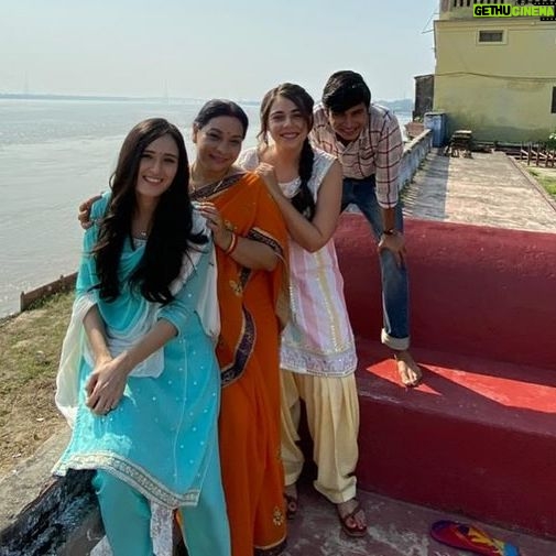 Maanvi Gagroo Instagram - #4yrsOfShubhMangalZyadaSavdhaan #SMZS I will never stop thinking this is an iconic film! And I will never stop thanking my stars for making me a part of it. Thank you @hiteshkewalya @aanandlrai @castingbay for giving me #Goggle and with that, this family beyond family. I love you guys @neena_gupta @gajrajrao @manurishichadha @sunita_rajwar @pankhuri313 #neeraj @jitendrak1 & @ayushmannk The Tripathi family… still going strong. 🤞🏽🧿 #photodump Artwork @ooee.ma