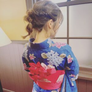 Maaya Uchida Instagram - 京都国際マンガ・アニメフェア2022
『京まふ　2022』
2年連続で、おこしやす大使をつとめさせていただきました！

楽しみにしてた京まふ♡
一年ぶりにきた京都は、美しくて、
あたたかくて、美味しくて、楽しくて。
やっぱり大好きだなぁと実感しました。

オープニングステージでは京都とこれからの『文化の未来』のお話を聞きながら、
自分の関わらせていただいている、アニメーションや、大好きな日本文化をより大切にしていきたい思いを深め、

ものづくりアワードでは、
クリエイターの方々の真摯な気持ちに胸を打たれ、

ミニトークショーで、
ファンの皆さんと会ってほっこりし、

京都国際マンガミュージアムでは、
漫画の素晴らしさを体感し、
館内放送をさせていただいたことでとても楽しむことができました。
大乙嫁語り展も、森先生の原画が素晴らしくて見入ってしまったなぁ、、、。

まるっと京都な1日でしたが
まだまだ見足りない！

またゆっくり来て、観光もしたいなと思います。

明日は福山潤さんにバトンタッチして、
まだまだ京まふは盛り上がって参りますよ！
潤さん、着物似合いますよねぇ。お会いしたかった！

ぜひ、心ゆくまで楽しんでいってくださいね！🌟