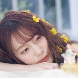 Maaya Uchida Instagram - 🐝🌼🐝🌼🐝🌼

みつばちまあやちゃん

FCイベントのグッズで香水を作りました⭐️

今回のイメージ写真は、せっかく香水を作るなら、ものだけでなく、わたしの世界観も伝えたい！と思って、自分の中でイメージを膨らませたものを撮ってもらったんですが、イメージ通りに作れてとても嬉しいです☺️

はちみつの香りが甘すぎずふわっと香るよっ。
イベント当日、ブースまわりにも香らせてると思うので、お楽しみに！

ボトルも、星のカタチの蓋になっててかわいい〜⭐️
あと、パッケージの妖精さんの絵はわたしが書いた物です。笑

もうすぐFCイベント！たのしみだね〜！
リハも進んでるよ！
早く会いたいよ〜！
