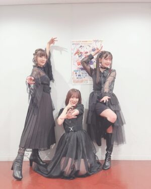 Maaya Uchida Instagram - 京アニフェス！

ぜーんぶ、楽しかったぁ！

中二病でも恋がしたい!って、実はブラックレーゾンデートルではライブをあまり経験してなくて、今回も集まって踊ってうたうって、とっても久しぶりだったんです。

だ！け！ど！

我ら、幾星霜の時をこえ、
再び邂逅！！､､､したのである。

本番ZAQちゃんのうたをきいて、感動して、、😢ステージにでて、思いを込めて二曲をうたってきました。
いろいろがつながって、奇跡みたいでした。

あずみんも、次はいっしょにでたいねぇぇ！

きっと、このメンバーはずっと大好きでズットモなんだなぁと改めて思ったのでした。

そして、このフェスを開催されたこと。
満員のお客様の前で、それぞれのアニメを背負ってステージに立てたこと。
多くの愛を感じながらのステージでした。
本当に、感謝でいっぱいです！

それと。
またわたしには、ひとつ夢ができました！

中二病でも恋がしたい！のイベントをやりたい！！

まだうたってない曲もたくさんあるし、思い出もたくさんたくさ〜〜んあるしね、なにより、来年10周年をむかえるんですって。

それをなにかしらのかたちで、みんなでお祝いできたらいいな。

そんなふうに思いました。

また、会える日を、
楽しみにしています！！

なんか、珍しくばーっと書いちゃいましたが、そのくらいおもいがとめどなく溢れてるってことで、、変な文章でもゆるしてね。

たくさんの愛を眼帯にこめて。

小鳥遊六花役　内田真礼