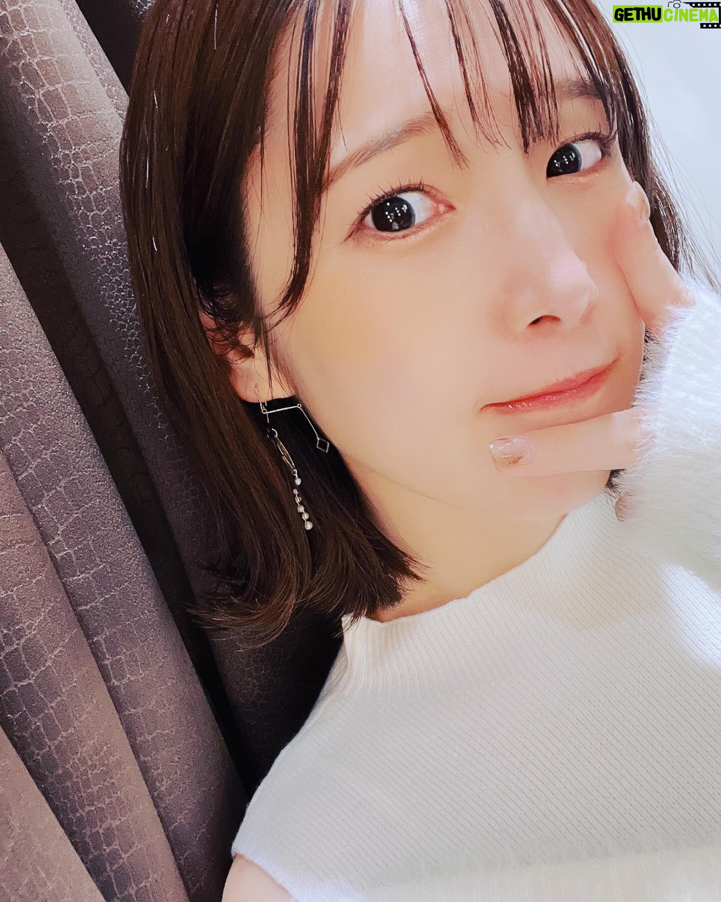 Maaya Uchida Instagram - 今日は、療養明けのイベントということで! 大阪のリリイベ、きてくださった皆さま。 本当にありがとうございました✨ たくさんの方のお顔を見れて、 わたしは嬉しくって、しあわせで溢れていました✨ ここ数日は、家でおやすみをしてたので、 体力もどうかな、と思っていたけどなんとか乗り切れまして 明日も東京リリイベです! わたしは大丈夫だから安心してね。 ただ、今回はトークオンリーでいきます。 アーバンハイウェイは、どこかで歌うので聞きにきてね..! いつもよりちょっと長めのトークを楽しんでいってください。 大阪駅の地下でミスタードーナツを見つけたので、 ラッキー!と思って買ったピカチュウ⚡️ めっちゃ美味しかったです♡