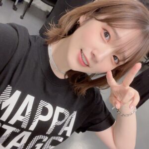 Maaya Uchida Instagram - 今日はMAPPASTAGE2023!!!!
ありがとうございました！
『とんでもスキルで異世界放浪メシ』ステージに出演してきましたよー！

いやはや、みんなでお揃いのTシャツを着るっていいよね。
チーム感ある！！
裏でファイちゃんと会えたのでちょこっとおはなししたりして、チェンソーマンチームの鼓動を感じれたのが嬉しかったりしました🌷

とんスキは、なんとオープニングもエンディングも曲が聴けるっていうありがたやー✨✨なステージだったので、裏でノリノリでした♬

ムコーダキッチンの、シチュー本当に美味しかった、、、、、
ムコーダキッチン家でもやってもらいたいものです🏡

そのあと、シチューをもう一杯食べたいきもちを抑えつつ..

Zepp Hanedaで開催された
結束バンド-恒星-を見てきました。

おねーちゃんとしては現地でどうしても見たい気持ちで参加させていただいたのですが
あっという間の2時間で、ほんとみんなのパワーーーーーがすごくて、感動したーー😭

最高の夜です。

劇場版総集編も決まりましたしたね！
映画館で見るの楽しみだぁ。

とても良い日だったのでお腹がすいています。
まだ..シチューあるかなぁ。笑