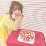 Maaya Uchida Instagram - 2022年4月23日は 第4回フアンクラブイベント！ そして、 内田真礼アーティストデビュー8周年の記念日でした✨ 1枚目　サプライズで、ケーキでお祝いしていただき嬉しい😊🧡さくらんぼたっぷりなんだよ！！美味しかった〜！ 2枚目　🍰を、MAAYABANDと囲むおしゃしん。みんな、昭和スタイルが似合っている！！それぞれ個性が溢れてて、よき！ いまじゅんに、似合ってるね！って言ったら『それは褒めてるの？！喜んでいいのかわかんないなぁ😂』って言われたけど笑 3枚目　🍰💓 4枚目　当店自慢のオムライスです🧡 （リハの時に、そんなトークをしていたら数量限定で用意してくれたオムライス💓愛！！ ちなみに夜のホットミールは、数量限定オムライスと、カレーとロコモコでした！わたしはカレーをチョイス） 5枚目　こちら、純喫茶の看板娘スタイル！ この衣装、お気に入り🤍めちゃ似合うと好評でした〜♪ そして！アビオットさんとのコラボで内田真礼モデルなイヤホン発売するので、チェックよろしくだよ〜😊 6枚目　昭和キラキラアイドル衣装作っていただきました🌟リボンとお帽子の2種ヘッドアクセがあったので、昼と夜で変えてみたよ❣️ というわけで、たくさんのこだわりを詰め込んだファンクラブライブとなりました！ ゲームも、格付けも、ライブも、楽しかったなぁ〜☺️ 思い出更新❣️😆🌈 エージェントチェリー🍒