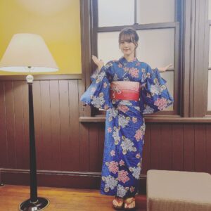 Maaya Uchida Instagram - 京都国際マンガ・アニメフェア2022
『京まふ　2022』
2年連続で、おこしやす大使をつとめさせていただきました！

楽しみにしてた京まふ♡
一年ぶりにきた京都は、美しくて、
あたたかくて、美味しくて、楽しくて。
やっぱり大好きだなぁと実感しました。

オープニングステージでは京都とこれからの『文化の未来』のお話を聞きながら、
自分の関わらせていただいている、アニメーションや、大好きな日本文化をより大切にしていきたい思いを深め、

ものづくりアワードでは、
クリエイターの方々の真摯な気持ちに胸を打たれ、

ミニトークショーで、
ファンの皆さんと会ってほっこりし、

京都国際マンガミュージアムでは、
漫画の素晴らしさを体感し、
館内放送をさせていただいたことでとても楽しむことができました。
大乙嫁語り展も、森先生の原画が素晴らしくて見入ってしまったなぁ、、、。

まるっと京都な1日でしたが
まだまだ見足りない！

またゆっくり来て、観光もしたいなと思います。

明日は福山潤さんにバトンタッチして、
まだまだ京まふは盛り上がって参りますよ！
潤さん、着物似合いますよねぇ。お会いしたかった！

ぜひ、心ゆくまで楽しんでいってくださいね！🌟