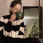 Macarena Miguel Instagram – Combo ganadorsísimo de café, frío y árbol 🌲