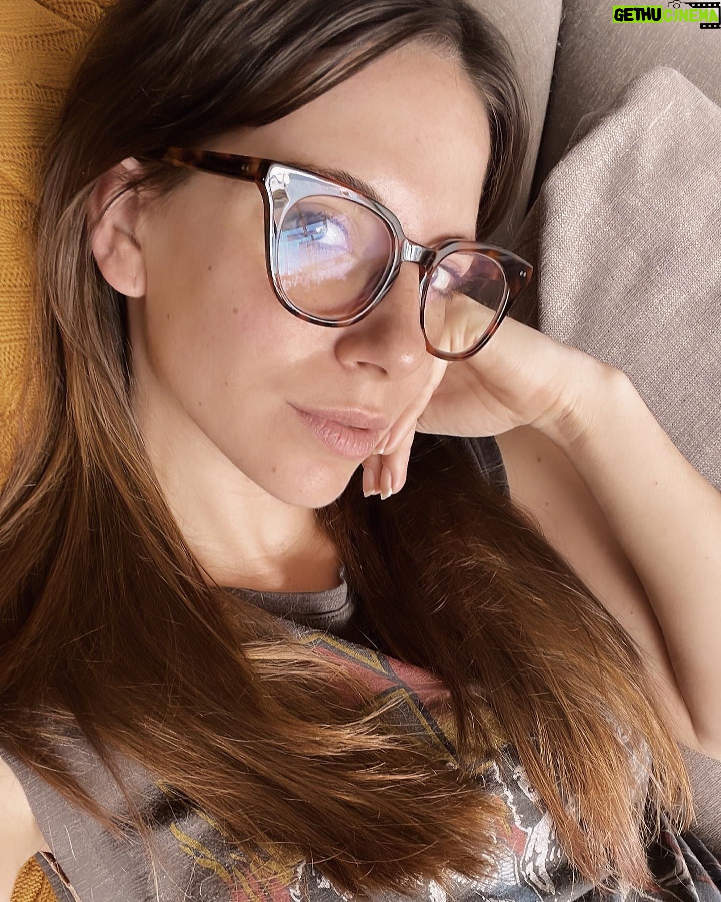 Macarena Miguel Instagram - Así amanecí hoy… NO ME QUIERO MOVER DEL SILLÓN 🙅🏻♀️ ¿Alguien me manda energía?