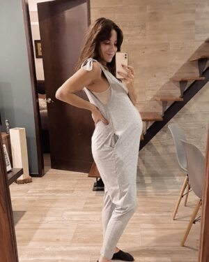 Macarena Miguel Instagram - Estrenando esta maravilla de jumpsuit de @labarriguitademama 😍 A MA MOS
