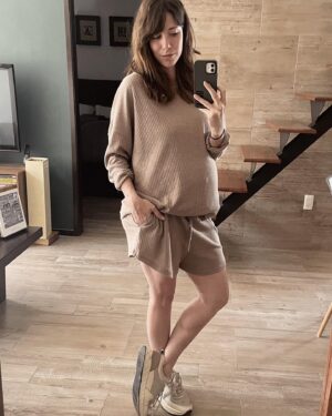 Macarena Miguel Instagram - Después de desaparecerme todo el fin de semana, aquí ando otra vez ✌🏻🤰🏻