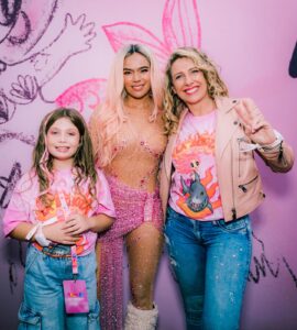 Macarena Tondreau Instagram - Una noche redondita. @karolg una tremenda artista! La producción perfecta. Como siempre orgullosa de @alfalonxo y @bizarrolivecl @gianpierosampieri La Celeste y su amiguita Ame no pararon de cantar y de gritar, estaban felices. Con mis amigas… @alisonmandel @gaby_hernandezp dándolo todo como cabras chicas. @fran_monto y @v___t___m (incluyendo a Clemente…que tiene que haber estado bailando dentro de la pancita❤️)felices!!! Que más se puede pedir. Noche redondita. Seca la Bichota!! #bichota #labichota #karolg #concierto #conciertos
