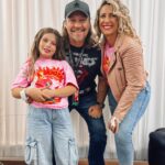Macarena Tondreau Instagram - Una noche redondita. @karolg una tremenda artista! La producción perfecta. Como siempre orgullosa de @alfalonxo y @bizarrolivecl @gianpierosampieri La Celeste y su amiguita Ame no pararon de cantar y de gritar, estaban felices. Con mis amigas… @alisonmandel @gaby_hernandezp dándolo todo como cabras chicas. @fran_monto y @v___t___m (incluyendo a Clemente…que tiene que haber estado bailando dentro de la pancita❤️)felices!!! Que más se puede pedir. Noche redondita. Seca la Bichota!! #bichota #labichota #karolg #concierto #conciertos