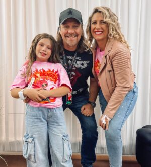 Macarena Tondreau Instagram - Una noche redondita. @karolg una tremenda artista! La producción perfecta. Como siempre orgullosa de @alfalonxo y @bizarrolivecl @gianpierosampieri La Celeste y su amiguita Ame no pararon de cantar y de gritar, estaban felices. Con mis amigas… @alisonmandel @gaby_hernandezp dándolo todo como cabras chicas. @fran_monto y @v___t___m (incluyendo a Clemente…que tiene que haber estado bailando dentro de la pancita❤️)felices!!! Que más se puede pedir. Noche redondita. Seca la Bichota!!
#bichota #labichota #karolg #concierto #conciertos