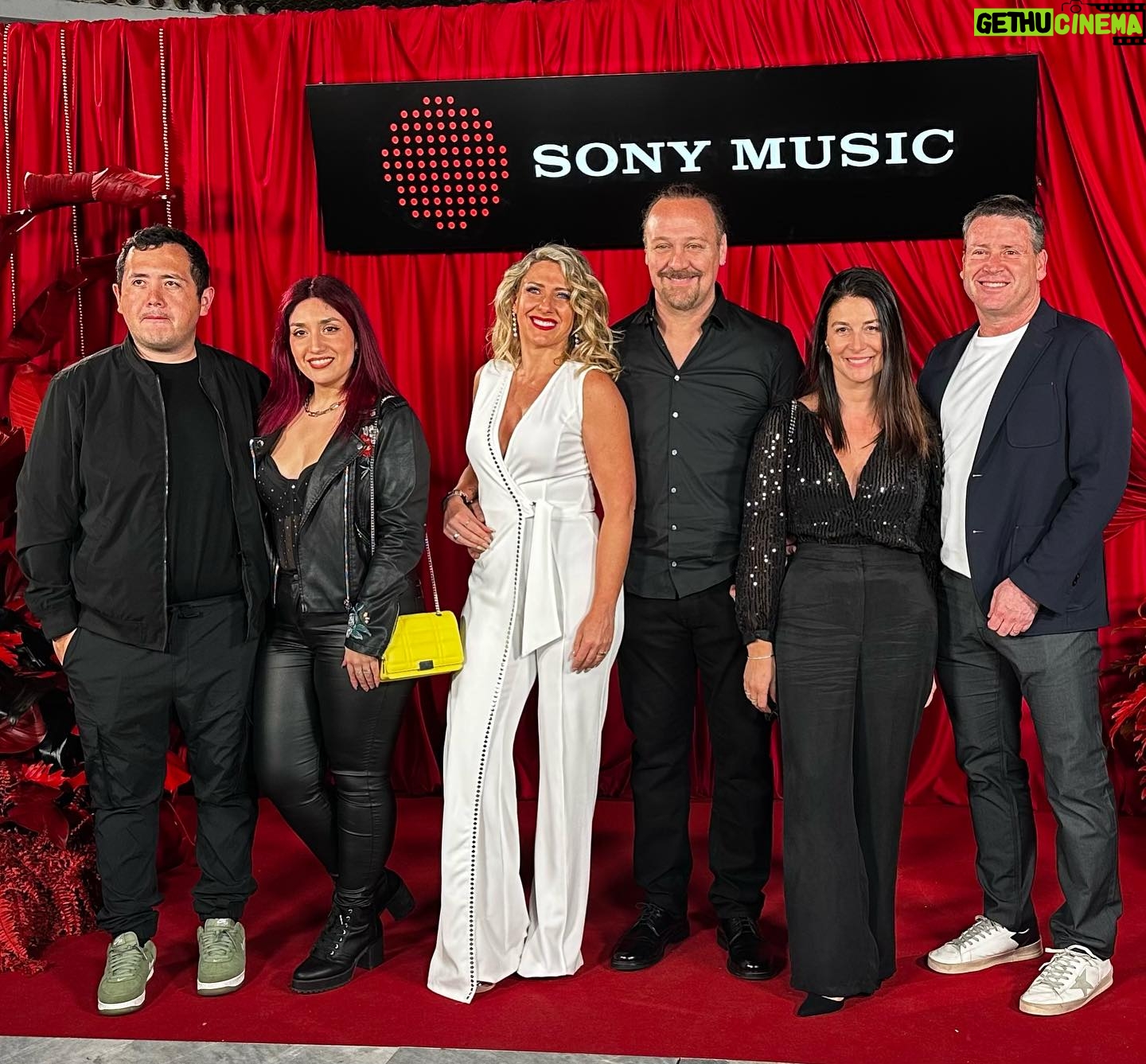 Macarena Tondreau Instagram - Bienvenida de @alejandrosanz a @sonymusiclatin Guapo, guapo, guapo @alfalonxo !!@bymaacaa @mariola_fernandez @danielhillerg @iamdondani #latingrammyweek 👗 @vestidosunique Mi sonrisa @oral_class ❤️❤️ Mi pelito @silviadebaires #sevilla