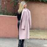 Macarena Tondreau Instagram - 🩷👛🩷 REGIA!!!! @macatondreauc con su Abrigo Holanda Rosado !!!! Nuevo Diseño, Maravilloso!!! Entallado, abrigador, elegante, exclusivo, hace una silueta increíble!!!! En 3 colores: - Escocés tonos pasteles - Palo Rosa Clarito - Gris Marengo. Telas importadas, lana y seda italianas, Confección Chilena. XS, S, M, L y XL. $160.000 🌷Stock limitado!!!!!🌷 Despacho a todo Chile!!!! Wsp al 56966670765 Tienda On Line. No te quedes sin el tuyo!!!! 💋🌸💋 . . . . . . . . . . #outfitoftheday #outfit #abrigos #otoño #otoñoinvierno #instachile #ropademujer #trending #trending #moda #mujer #look #totallook #asesordeimagen #imagen #mujer #ootd #moda #ropa #tendencia #outfit #outfitoftheday #mujer #modaotoño #modaxl #otoño #modamujer #abrigos #otoñoinvierno #fashion #diseñoindependiente #fashionchile #tallasxl #abrigosmujer #modafeminina #streetstyle #modamujer2024 #instachile #oodt