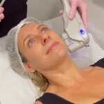 Macarena Tondreau Instagram - Al fin pude probar el Hifu facial! Tienen que pedir hora en @frenchbeauty.sanpio para que también lo prueben! Además te atenderá la @tere_miranda_o Kinesióloga seca!!! El Hifu facial es un ultra sonido focalizado de alta intensidad no invasivo, que reduce la flacidez de la piel, mejora la apariencia de las líneas de expresión y arrugas….los resultados que tiene en el rostro, cuello y pecho son increíbles !!! Les dejo el WhatsApp para que agenden, ya que se llenan rápido las horas!! 56 9 5149 0415 https://bit.ly/33xrAyZ #cuidadofacial #hifufacial #hifu #vidasaludable #cuidadopersonal