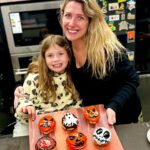 Macarena Tondreau Instagram - Y así nos quedaron las Donuts de Halloween con la Celestita. Me encanta que hagamos las cosas siempre juntas!!! Te amo pollitaaaaa! #donuts #halloween