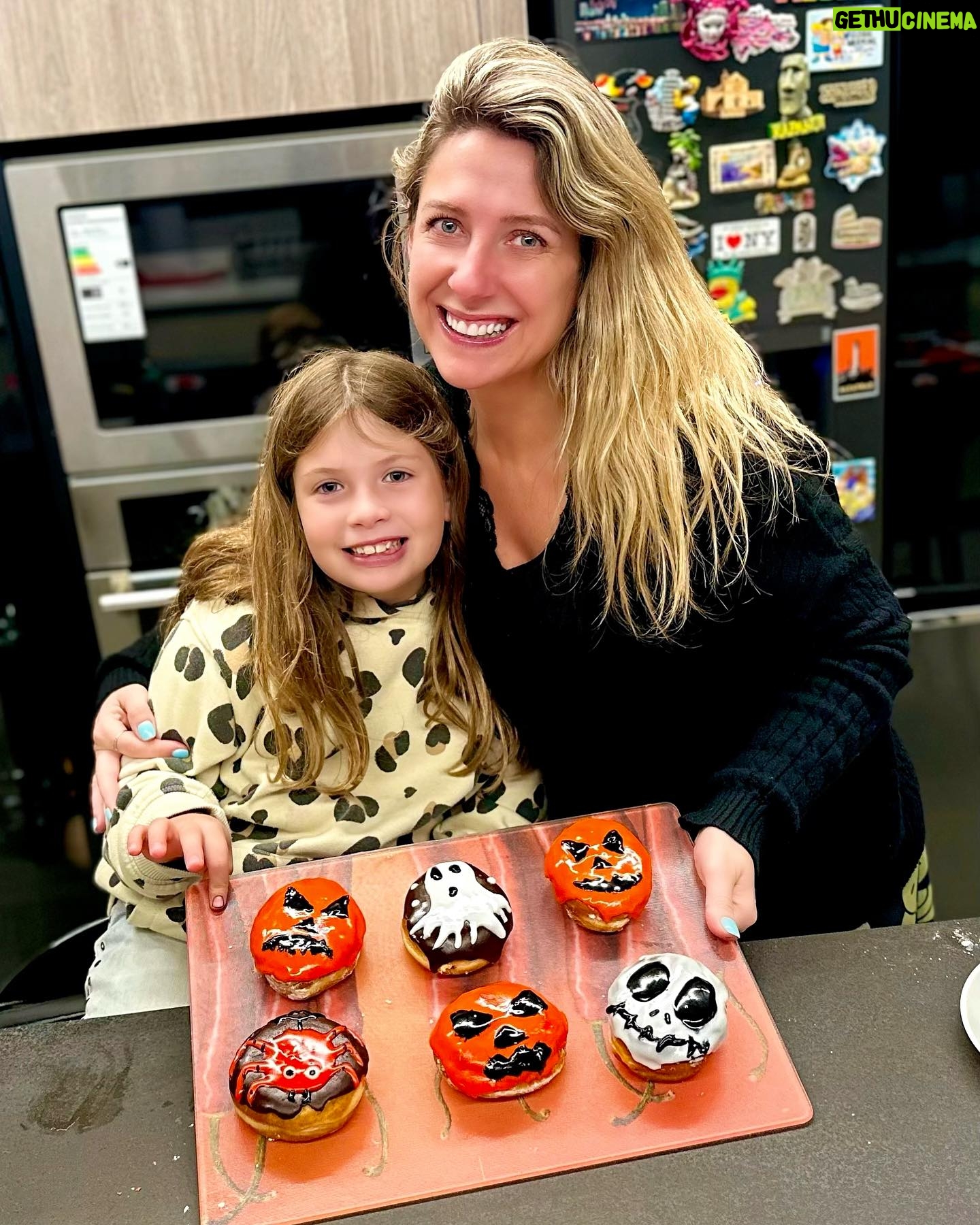 Macarena Tondreau Instagram - Y así nos quedaron las Donuts de Halloween con la Celestita. Me encanta que hagamos las cosas siempre juntas!!! Te amo pollitaaaaa! #donuts #halloween
