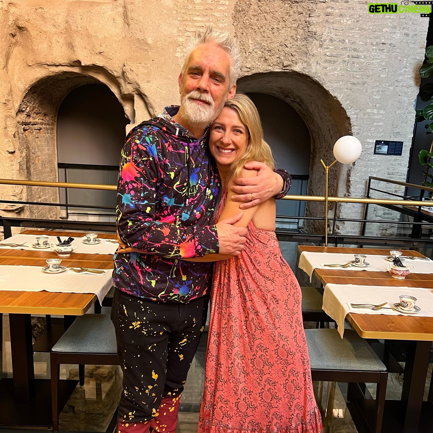 Macarena Tondreau Instagram - Estos son los hermosos regalos que da la vida sin avisar. Venir a encontrarnos acá en Sevilla…… Te adoro querido amigo @danielsanchezbr #sevilla #amistad #familia