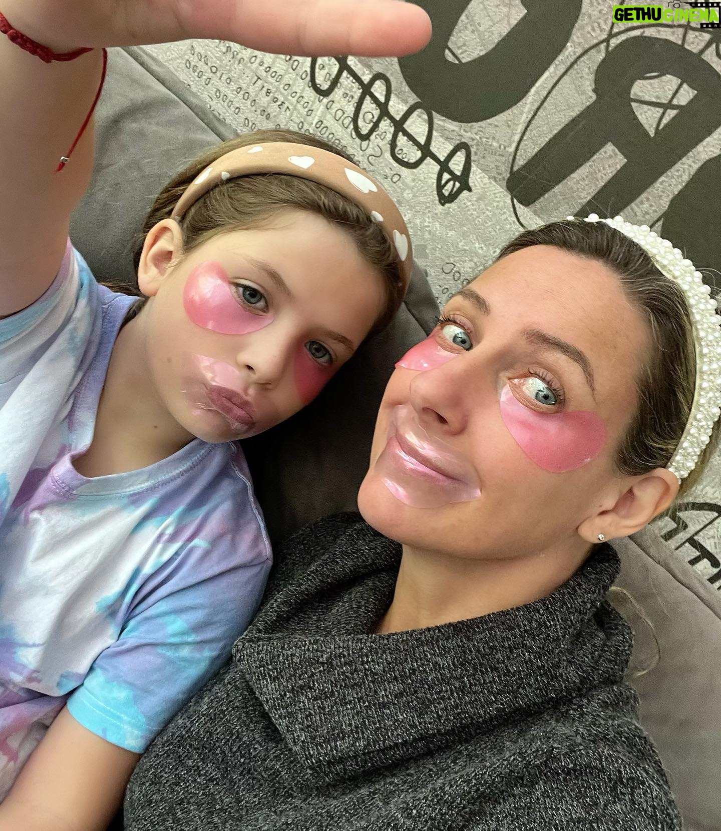 Macarena Tondreau Instagram - Día mamá e hija…..no puedo estar tanto tiempo tranquila y seria!!! Por suerte la Celeste me tiene paciencia y me sigue en todas 😍😂 Y a la #morita no hubo caso que le pusiéramos una mascarilla😂😂😂😂 #madreehija