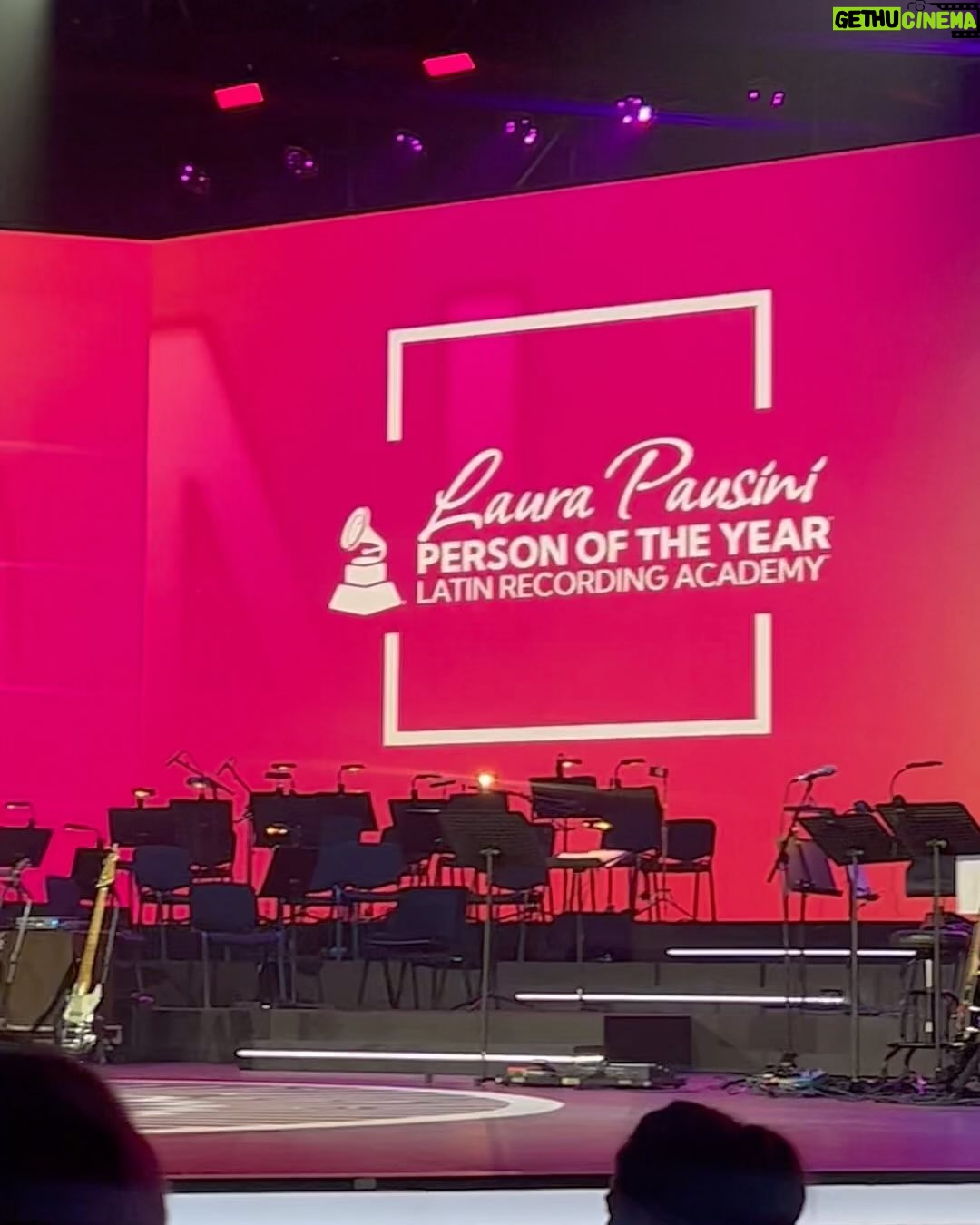 Macarena Tondreau Instagram - Quise resumir esta inolvidable noche para poder compartirla con ustedes. @laurapausini salió elegida La persona del año #personoftheyear2023 y muchísimos cantantes de gran trayectoria cantaron sus canciones. Por supuesto Laura también nos encantó con su simpatía y su voz. Cada vez que he tenido la suerte de escucharla en vivo, se me aprieta el corazón. El tener la oportunidad de estar ahí fue increíble. Gracias @alfalonxo por invitarme a compartirlo junto a ti. Sabes lo que amo la música ❤️ @bymaacaa @danielhillerg @iamdondani @mariola_fernandez 👗 @vestidosunique #sevilla #latingrammy2023 #musica