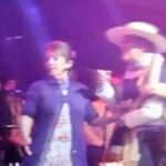 Macarena Tondreau Instagram - Y llega el final de un fin de semana lleno de emociones, alegrías, risas y mucho trabajo entretenidísimo. Bailé cueca, guaracha con Peyuco y la Maruja y disfruté de nuestra música chilena junto a grandes artistas chilenos. Muchas gracias a la gente hermosa de Santa Cruz que me llenó de muestras de cariño, payas y folclor chileno y de esa energía hermosa que los rodea. Es una ciudad muy linda para ir a disfrutar en familia y retomar nuestras raíces. Gracias también al Comité Ejecutivo de Composiciones Inéditas de Cueca y a su Presidente Miguel Cornejo por confiar en mí para conducir el XLIV Concurso Nacional de Composiciones Inéditas de Cueca. A @hectorpichuantec por compartir conmigo de una manera tan profesional y cariñosa el escenario. Y a todos los que nos acompañaron. Ahora a seguir por más!!!❤️❤️P.D. Nótese en el reflejo de la ventana la carita hermosa de mi pollito fotógrafo @alfalonxo❤️❤️ #santacruzchile #cueca #cuecachilena #folclorchileno #animaciondeeventos #guaracha