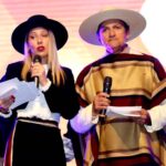 Macarena Tondreau Instagram - Y llega el final de un fin de semana lleno de emociones, alegrías, risas y mucho trabajo entretenidísimo. Bailé cueca, guaracha con Peyuco y la Maruja y disfruté de nuestra música chilena junto a grandes artistas chilenos. Muchas gracias a la gente hermosa de Santa Cruz que me llenó de muestras de cariño, payas y folclor chileno y de esa energía hermosa que los rodea. Es una ciudad muy linda para ir a disfrutar en familia y retomar nuestras raíces. Gracias también al Comité Ejecutivo de Composiciones Inéditas de Cueca y a su Presidente Miguel Cornejo por confiar en mí para conducir el XLIV Concurso Nacional de Composiciones Inéditas de Cueca. A @hectorpichuantec por compartir conmigo de una manera tan profesional y cariñosa el escenario. Y a todos los que nos acompañaron. Ahora a seguir por más!!!❤️❤️P.D. Nótese en el reflejo de la ventana la carita hermosa de mi pollito fotógrafo @alfalonxo❤️❤️ #santacruzchile #cueca #cuecachilena #folclorchileno #animaciondeeventos #guaracha