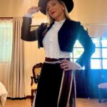 Macarena Tondreau Instagram - Y llega el final de un fin de semana lleno de emociones, alegrías, risas y mucho trabajo entretenidísimo. Bailé cueca, guaracha con Peyuco y la Maruja y disfruté de nuestra música chilena junto a grandes artistas chilenos. Muchas gracias a la gente hermosa de Santa Cruz que me llenó de muestras de cariño, payas y folclor chileno y de esa energía hermosa que los rodea. Es una ciudad muy linda para ir a disfrutar en familia y retomar nuestras raíces. Gracias también al Comité Ejecutivo de Composiciones Inéditas de Cueca y a su Presidente Miguel Cornejo por confiar en mí para conducir el XLIV Concurso Nacional de Composiciones Inéditas de Cueca. A @hectorpichuantec por compartir conmigo de una manera tan profesional y cariñosa el escenario. Y a todos los que nos acompañaron. Ahora a seguir por más!!!❤️❤️P.D. Nótese en el reflejo de la ventana la carita hermosa de mi pollito fotógrafo @alfalonxo❤️❤️ #santacruzchile #cueca #cuecachilena #folclorchileno #animaciondeeventos #guaracha
