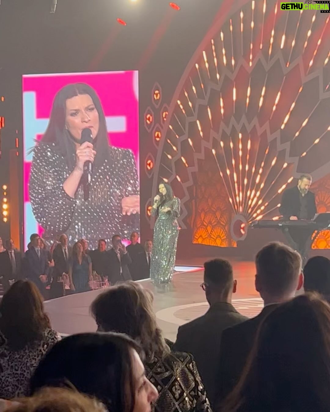 Macarena Tondreau Instagram - Quise resumir esta inolvidable noche para poder compartirla con ustedes. @laurapausini salió elegida La persona del año #personoftheyear2023 y muchísimos cantantes de gran trayectoria cantaron sus canciones. Por supuesto Laura también nos encantó con su simpatía y su voz. Cada vez que he tenido la suerte de escucharla en vivo, se me aprieta el corazón. El tener la oportunidad de estar ahí fue increíble. Gracias @alfalonxo por invitarme a compartirlo junto a ti. Sabes lo que amo la música ❤️ @bymaacaa @danielhillerg @iamdondani @mariola_fernandez 👗 @vestidosunique #sevilla #latingrammy2023 #musica