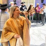 Macarena Tondreau Instagram - Así no ma!! Disfrutando a concho Santa Cruz y sus tradiciones! Hoy nos tocó un pasacalles. Bailamos cueca, recorrimos el centro y la calle que lleva el nombre de mi bisabuelo Rafael Casanova. Y obviamente tomamos chicha en cacho!!! A seguir disfrutando!! #santacruz #eventos #animacion