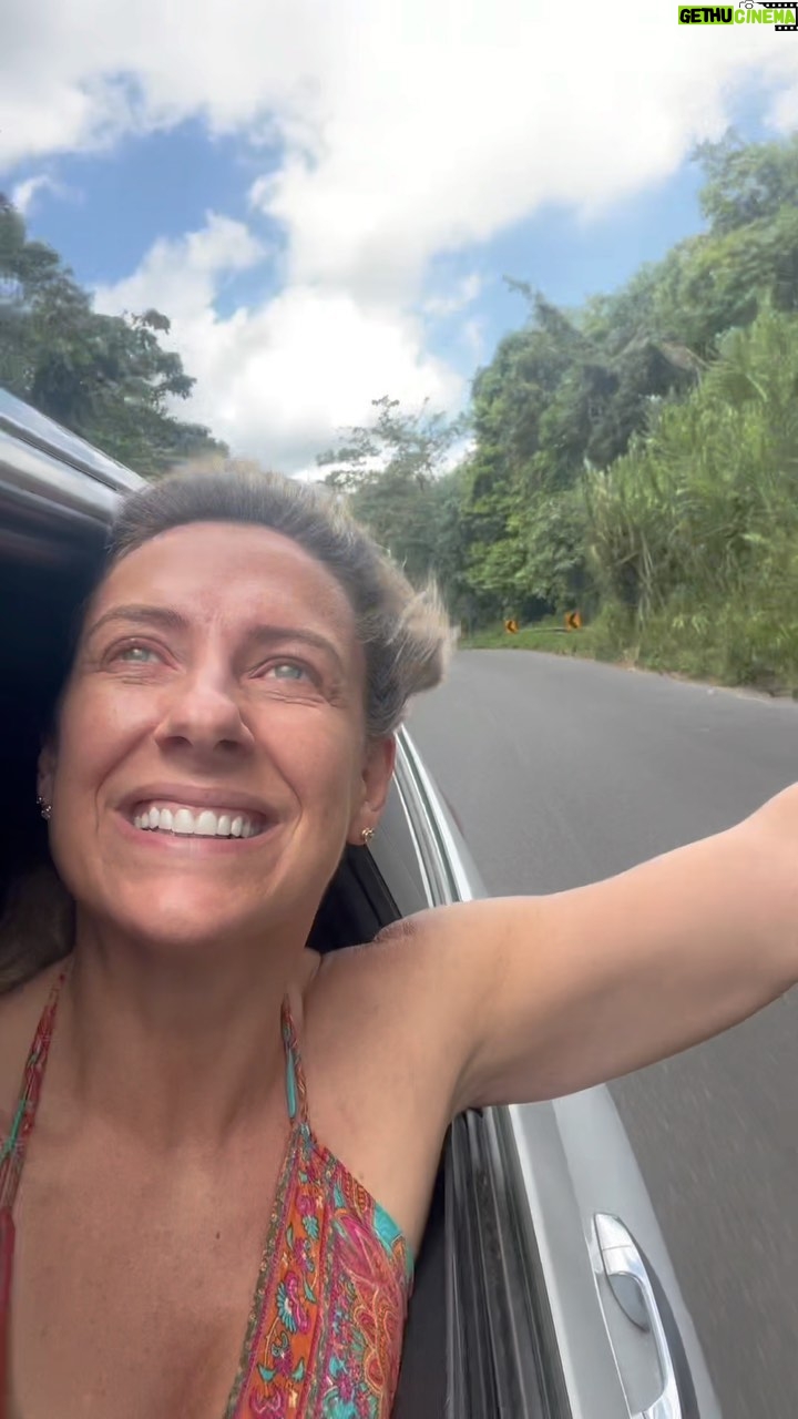 Macarena Tondreau Instagram - Es tan difícil resumir todas las emociones que vivimos en este viaje. Compartimos en familia y vivimos la naturaleza de #costarica de una manera absolutamente salvaje. Con perezosos, monos, iguanas, mapaches, loros….muchos animales. Hasta vimos desovar a una tortuga hermosa.….que por respeto a ese momento tan perfecto, preferimos no grabar. Sólo puedo agradecer estas experiencias tan inolvidables. Cada día admiro más a la naturaleza. Conocimos los lugares en donde vivió @alfalonxo Un viaje redondito❤️❤️ @martisampieri.t #celestealonsotondreau #viaje #perezosos #naturaleza #mapaches #tortugas