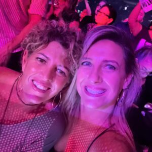 Macarena Tondreau Instagram - Una noche perfecta de @alejandrosanz y mi hermanita @tondreaupau 
Bailamos, cantamos, nos matamos de la risa, terminé dentro de un basurero (por suerte no quedó grabado porque no tenía batería y el celu de mi hermana estaba en el fondo de ese basurero😂😂) Más días para compartir contigo por favooor! Te quiero muchoooo ❤️❤️❤️❤️❤️❤️❤️