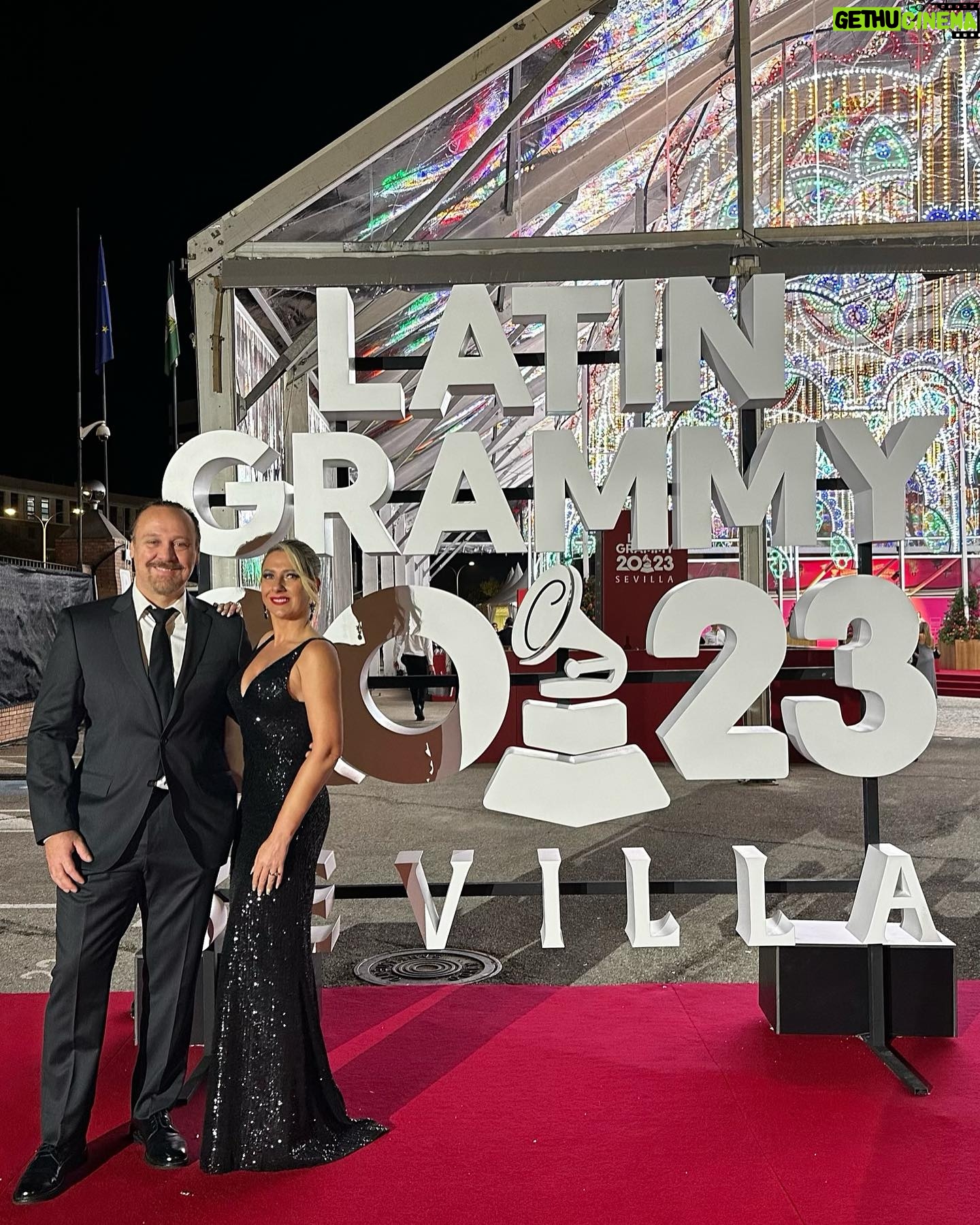 Macarena Tondreau Instagram - Quise resumir esta inolvidable noche para poder compartirla con ustedes. @laurapausini salió elegida La persona del año #personoftheyear2023 y muchísimos cantantes de gran trayectoria cantaron sus canciones. Por supuesto Laura también nos encantó con su simpatía y su voz. Cada vez que he tenido la suerte de escucharla en vivo, se me aprieta el corazón. El tener la oportunidad de estar ahí fue increíble. Gracias @alfalonxo por invitarme a compartirlo junto a ti. Sabes lo que amo la música ❤️ @bymaacaa @danielhillerg @iamdondani @mariola_fernandez 👗 @vestidosunique #sevilla #latingrammy2023 #musica