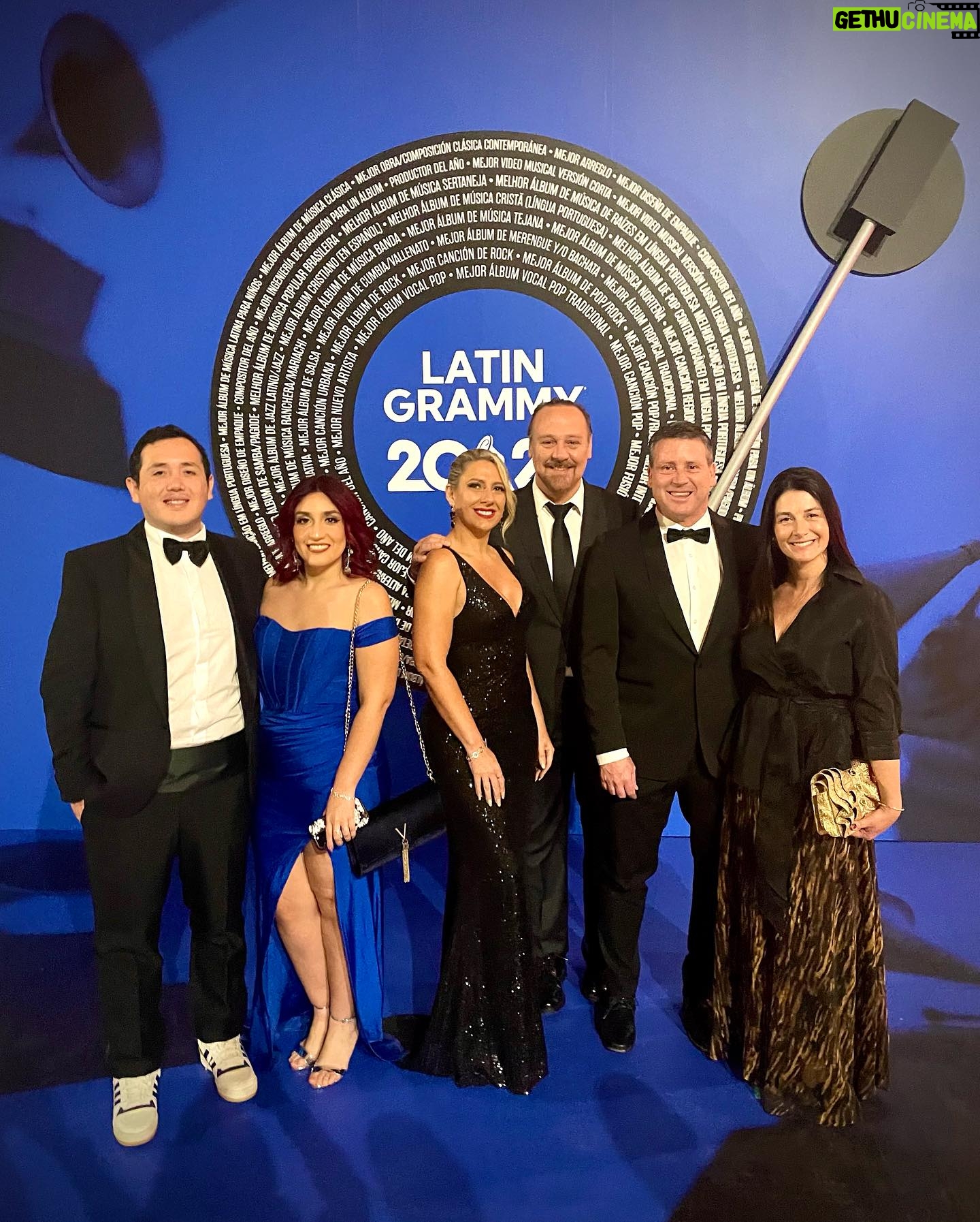 Macarena Tondreau Instagram - Quise resumir esta inolvidable noche para poder compartirla con ustedes. @laurapausini salió elegida La persona del año #personoftheyear2023 y muchísimos cantantes de gran trayectoria cantaron sus canciones. Por supuesto Laura también nos encantó con su simpatía y su voz. Cada vez que he tenido la suerte de escucharla en vivo, se me aprieta el corazón. El tener la oportunidad de estar ahí fue increíble. Gracias @alfalonxo por invitarme a compartirlo junto a ti. Sabes lo que amo la música ❤️ @bymaacaa @danielhillerg @iamdondani @mariola_fernandez 👗 @vestidosunique #sevilla #latingrammy2023 #musica