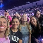 Macarena Tondreau Instagram - Una noche redondita. @karolg una tremenda artista! La producción perfecta. Como siempre orgullosa de @alfalonxo y @bizarrolivecl @gianpierosampieri La Celeste y su amiguita Ame no pararon de cantar y de gritar, estaban felices. Con mis amigas… @alisonmandel @gaby_hernandezp dándolo todo como cabras chicas. @fran_monto y @v___t___m (incluyendo a Clemente…que tiene que haber estado bailando dentro de la pancita❤️)felices!!! Que más se puede pedir. Noche redondita. Seca la Bichota!! #bichota #labichota #karolg #concierto #conciertos