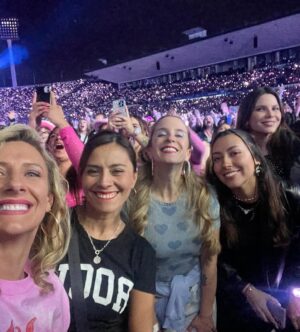 Macarena Tondreau Instagram - Una noche redondita. @karolg una tremenda artista! La producción perfecta. Como siempre orgullosa de @alfalonxo y @bizarrolivecl @gianpierosampieri La Celeste y su amiguita Ame no pararon de cantar y de gritar, estaban felices. Con mis amigas… @alisonmandel @gaby_hernandezp dándolo todo como cabras chicas. @fran_monto y @v___t___m (incluyendo a Clemente…que tiene que haber estado bailando dentro de la pancita❤️)felices!!! Que más se puede pedir. Noche redondita. Seca la Bichota!!
#bichota #labichota #karolg #concierto #conciertos