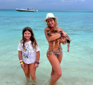 Macarena Tondreau Instagram - Un resumen cortito del último viaje de los 6…. A partir del próximo ya seremos 7!!❤️❤️ Aunque Clemente igual nos acompañó en la pancita de la Vale todo el tiempo. Gracias familia por unos días tan hermosos. Los disfruté a mil! @alfalonxo @gianpierosampieri @martisampieri.t #celestealonsotondreau y @v___t___m Los quiero hasta el infinito! Ahora…a prepararse para ser papás, tías y ABUELOS!!!🎉🎉
Estaré subiendo videos hermosos para compartir con ustedes como siempre❤️