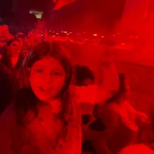 Macarena Tondreau Instagram - Una noche redondita. @karolg una tremenda artista! La producción perfecta. Como siempre orgullosa de @alfalonxo y @bizarrolivecl @gianpierosampieri La Celeste y su amiguita Ame no pararon de cantar y de gritar, estaban felices. Con mis amigas… @alisonmandel @gaby_hernandezp dándolo todo como cabras chicas. @fran_monto y @v___t___m (incluyendo a Clemente…que tiene que haber estado bailando dentro de la pancita❤️)felices!!! Que más se puede pedir. Noche redondita. Seca la Bichota!!
#bichota #labichota #karolg #concierto #conciertos