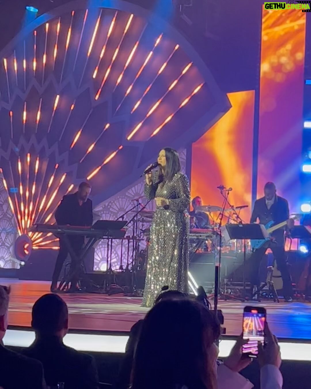 Macarena Tondreau Instagram - Quise resumir esta inolvidable noche para poder compartirla con ustedes. @laurapausini salió elegida La persona del año #personoftheyear2023 y muchísimos cantantes de gran trayectoria cantaron sus canciones. Por supuesto Laura también nos encantó con su simpatía y su voz. Cada vez que he tenido la suerte de escucharla en vivo, se me aprieta el corazón. El tener la oportunidad de estar ahí fue increíble. Gracias @alfalonxo por invitarme a compartirlo junto a ti. Sabes lo que amo la música ❤️ @bymaacaa @danielhillerg @iamdondani @mariola_fernandez 👗 @vestidosunique #sevilla #latingrammy2023 #musica