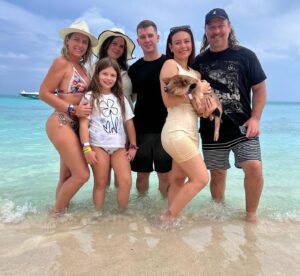 Macarena Tondreau Instagram - Un resumen cortito del último viaje de los 6…. A partir del próximo ya seremos 7!!❤️❤️ Aunque Clemente igual nos acompañó en la pancita de la Vale todo el tiempo. Gracias familia por unos días tan hermosos. Los disfruté a mil! @alfalonxo @gianpierosampieri @martisampieri.t #celestealonsotondreau y @v___t___m Los quiero hasta el infinito! Ahora…a prepararse para ser papás, tías y ABUELOS!!!🎉🎉
Estaré subiendo videos hermosos para compartir con ustedes como siempre❤️