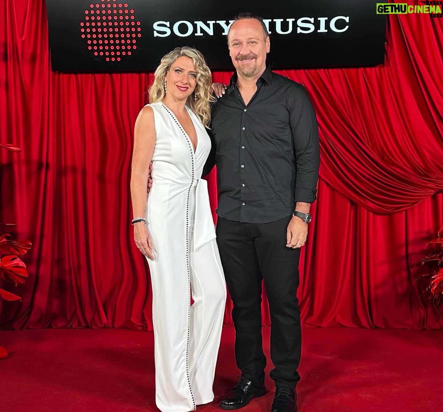 Macarena Tondreau Instagram - Bienvenida de @alejandrosanz a @sonymusiclatin Guapo, guapo, guapo @alfalonxo !!@bymaacaa @mariola_fernandez @danielhillerg @iamdondani #latingrammyweek 👗 @vestidosunique Mi sonrisa @oral_class ❤️❤️ Mi pelito @silviadebaires #sevilla