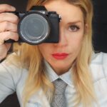 Madalena Brandão Instagram - Tenho duas grandes paixões, duas formas de expressão muito diferentes que são essenciais para me sentir realizada, para me descobrir e me dar a conhecer aos outros: a representação e a fotografia. Todos devíamos ter direito a poder expressar-nos através das nossas paixões. Os refugiados sírios na Turquia, que escaparam à guerra e a conflitos, também têm estas paixões. O programa ESSN (Emergency Social Safety Net), financiado pela União Europeia, ajuda muitos a pôr em prática os seus talentos com um cartão pré pago, o Kızılaykart, com o qual podem escolher livremente o que comprar, dando-lhes a oportunidade de poderem expressar-se da forma que quiserem, ainda que longe de casa. O que adoramos une-nos e convido-vos a conhecer as histórias da Eslam, da Hiba, do Ibrahim e do Mohammed deslizando para a esquerda e a conhecer melhor a campanha #PowerToBe no link que deixo na Bio e nos stories ❤️ @ifrc #PowerToBe | AD