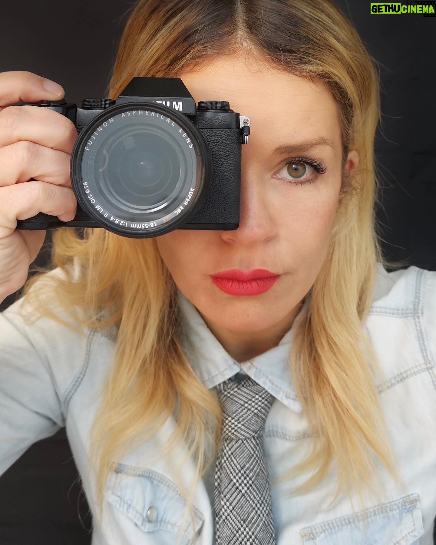 Madalena Brandão Instagram - Tenho duas grandes paixões, duas formas de expressão muito diferentes que são essenciais para me sentir realizada, para me descobrir e me dar a conhecer aos outros: a representação e a fotografia. Todos devíamos ter direito a poder expressar-nos através das nossas paixões. Os refugiados sírios na Turquia, que escaparam à guerra e a conflitos, também têm estas paixões. O programa ESSN (Emergency Social Safety Net), financiado pela União Europeia, ajuda muitos a pôr em prática os seus talentos com um cartão pré pago, o Kızılaykart, com o qual podem escolher livremente o que comprar, dando-lhes a oportunidade de poderem expressar-se da forma que quiserem, ainda que longe de casa. O que adoramos une-nos e convido-vos a conhecer as histórias da Eslam, da Hiba, do Ibrahim e do Mohammed deslizando para a esquerda e a conhecer melhor a campanha #PowerToBe no link que deixo na Bio e nos stories ❤️ @ifrc #PowerToBe | AD