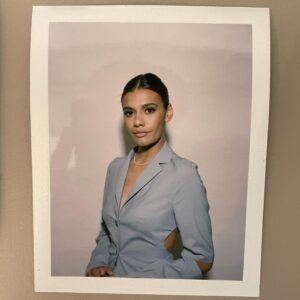 Madeleine Madden Instagram - Thank you @newyorkcomiccon

Wearing @jacquemus 
Hair @seijinyc 
Makeup @amandathesenbeauty