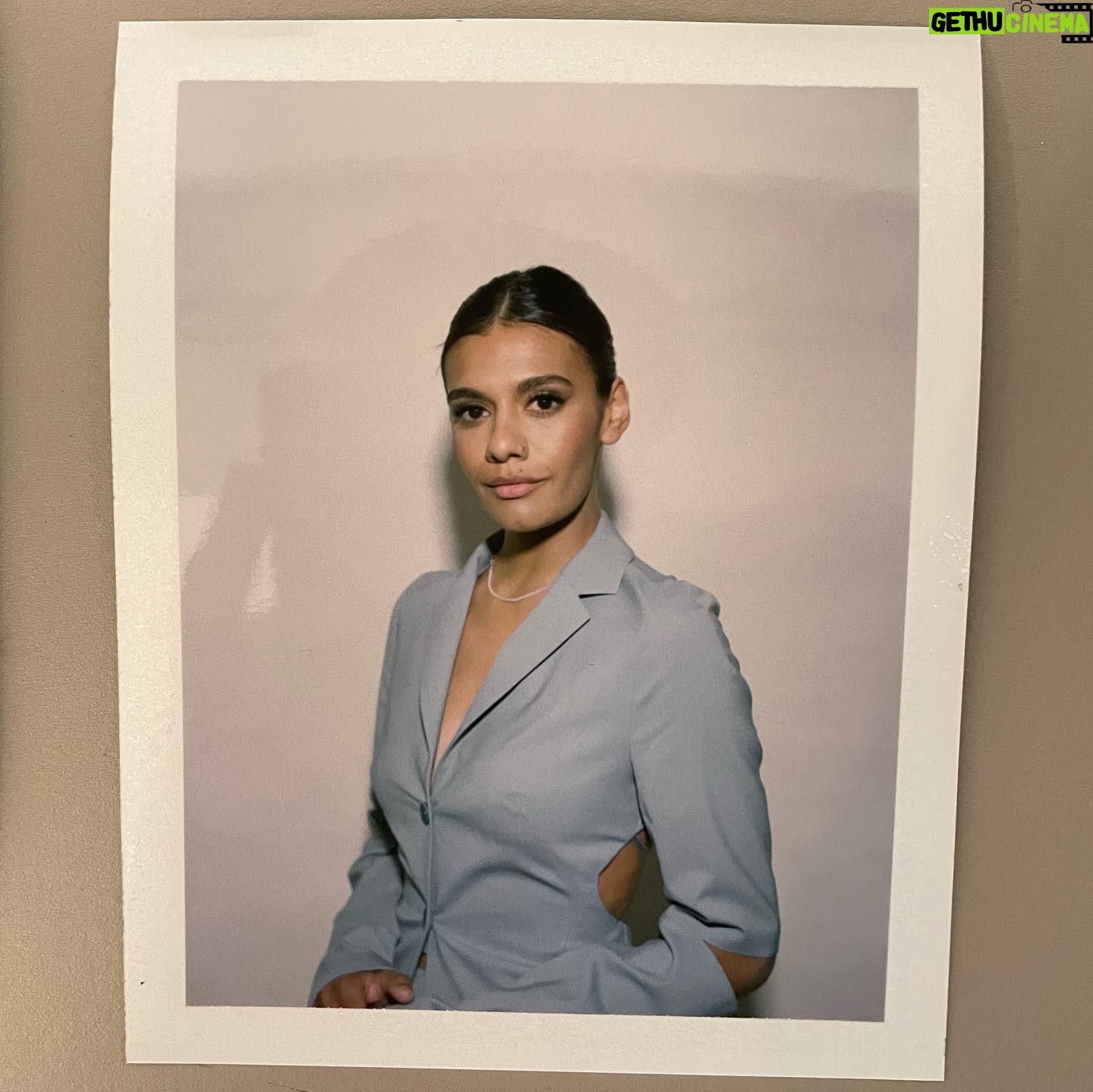 Madeleine Madden - 5.4K Likes - Thank you @newyorkcomiccon
Wearing @jacquemus
Hair @seijinyc
Makeup @amandathesenbeauty